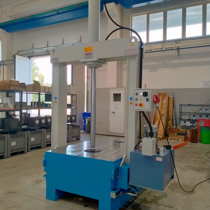 Hydraulic straightening press with movable portal
