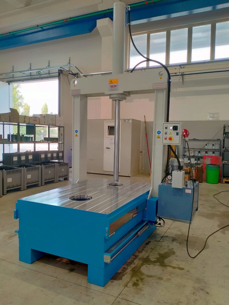 Hydraulic straightening press with movable portal - PMM 50 (c)