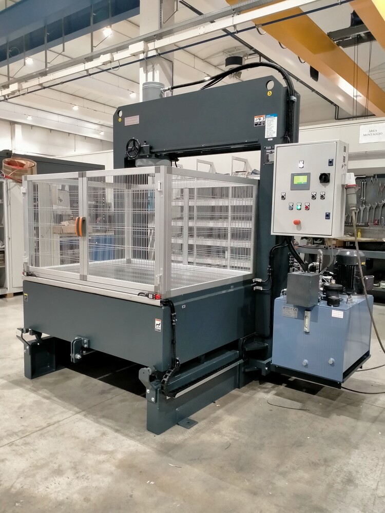 Hydraulic press with movable table