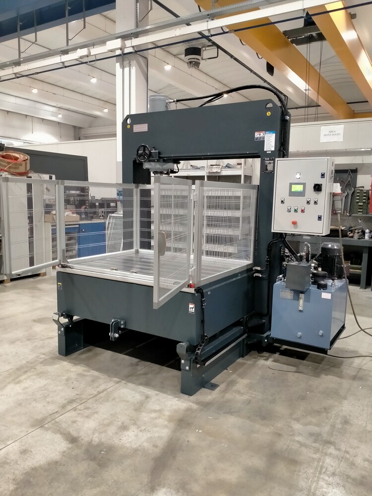 Hydraulic press with movable table