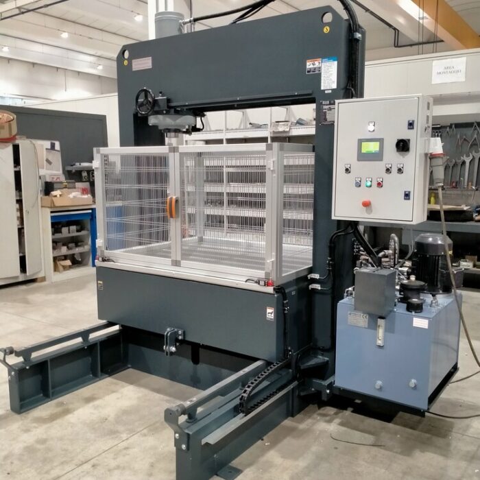 Pressa idraulica con pianale mobile