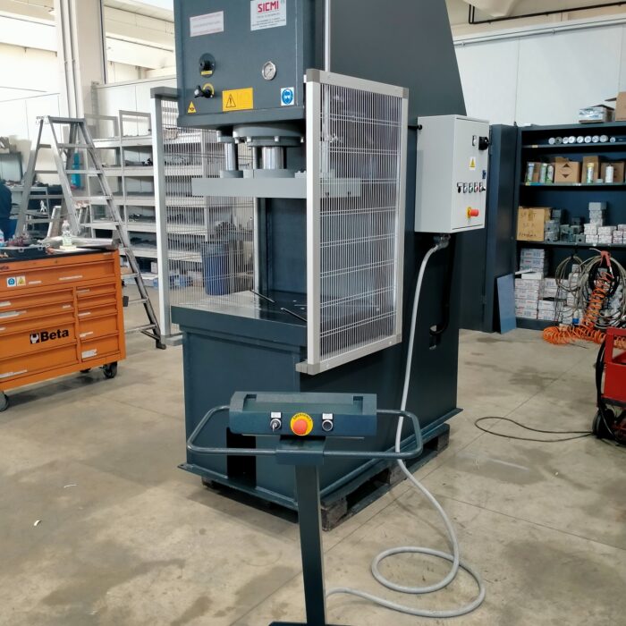 Pressa oleodinamica a collo di cigno