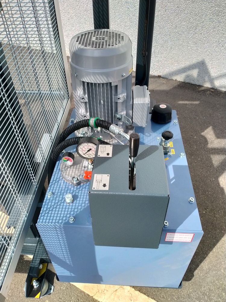 Hydraulic workshop press with metal protection