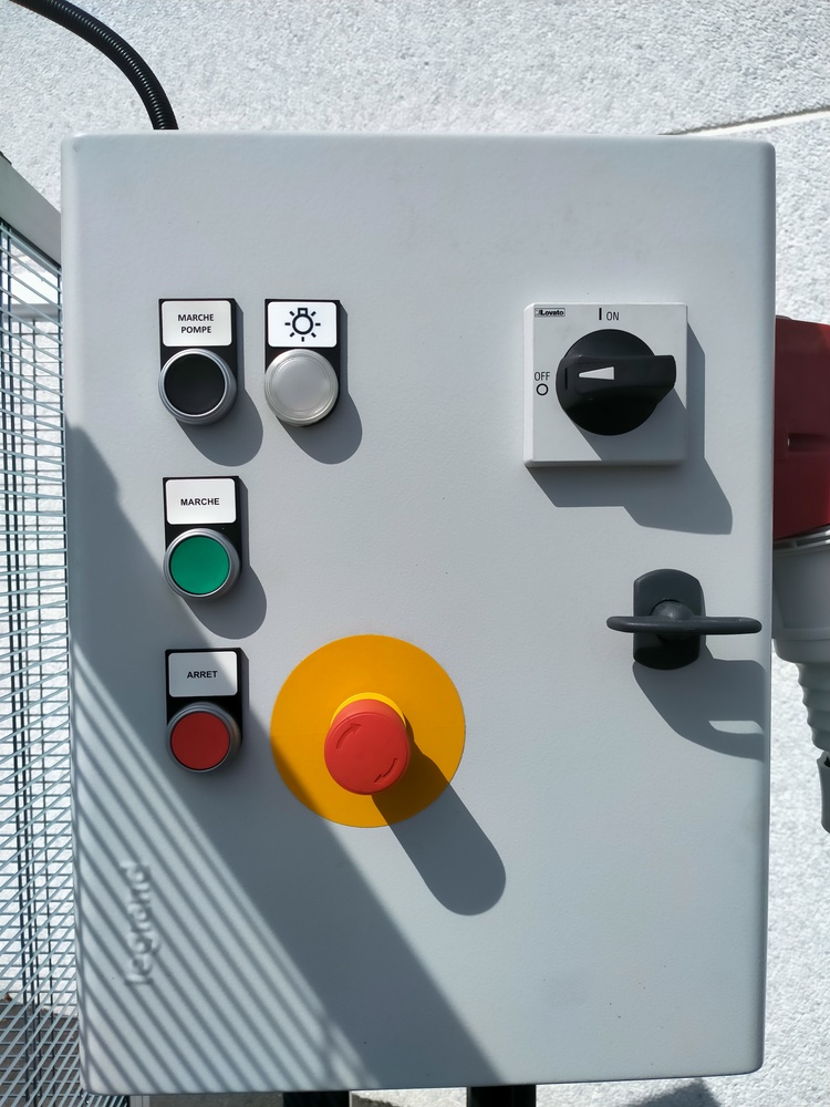 Hydraulic workshop press with metal protection