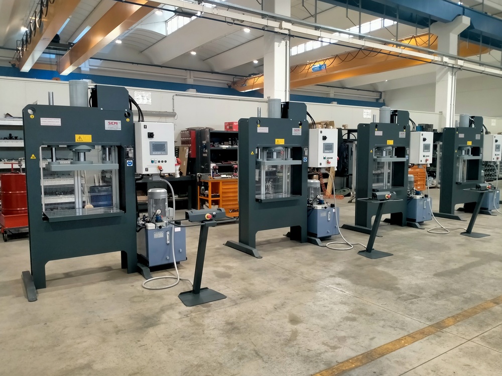 Double column hydraulic presses for moulding