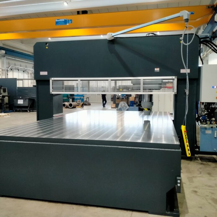 Pressa raddrizzatrice idraulica con ponte mobile