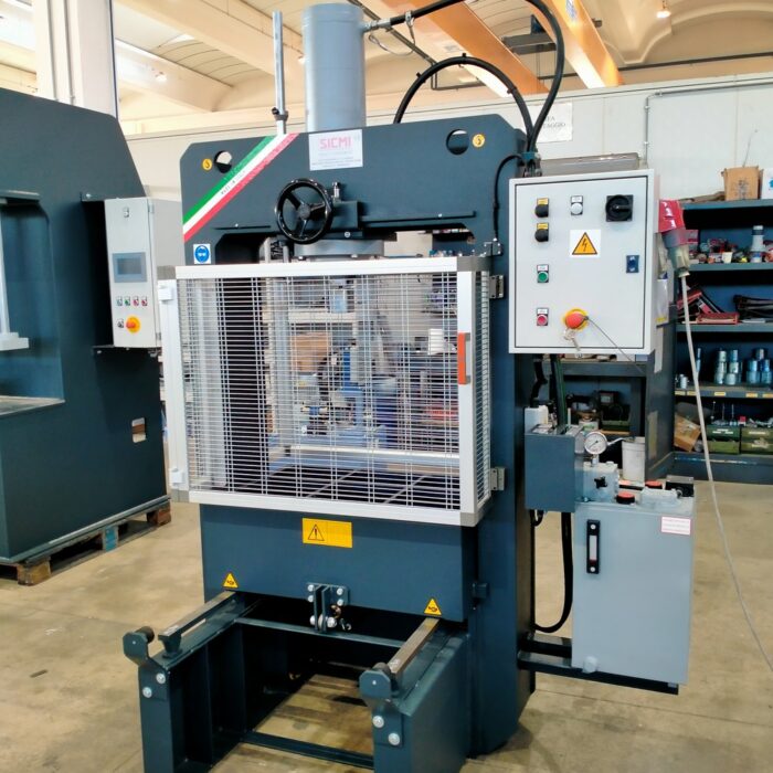 70-ton hydraulic press with movable table