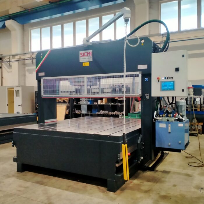 Pressa idraulica raddrizzatrice da 200 ton