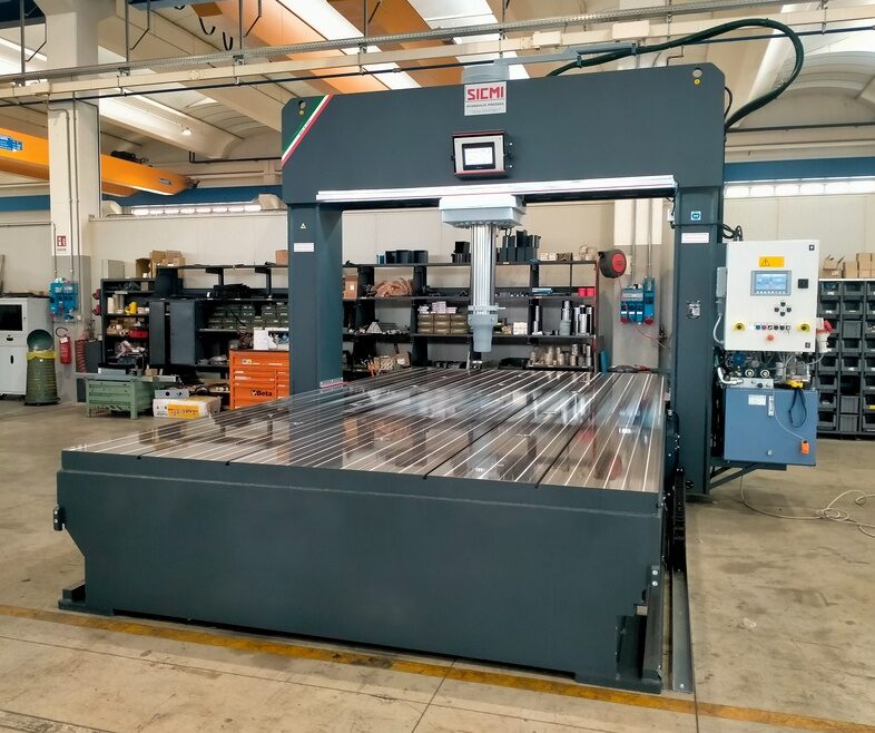 300-ton Hydraulic gantry straightening press machine